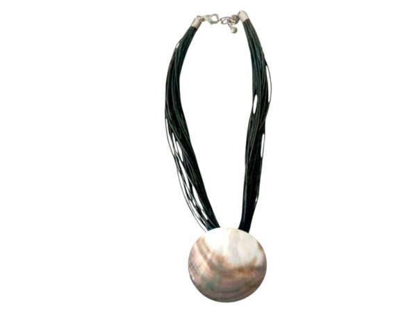 Collar nacar y cuero